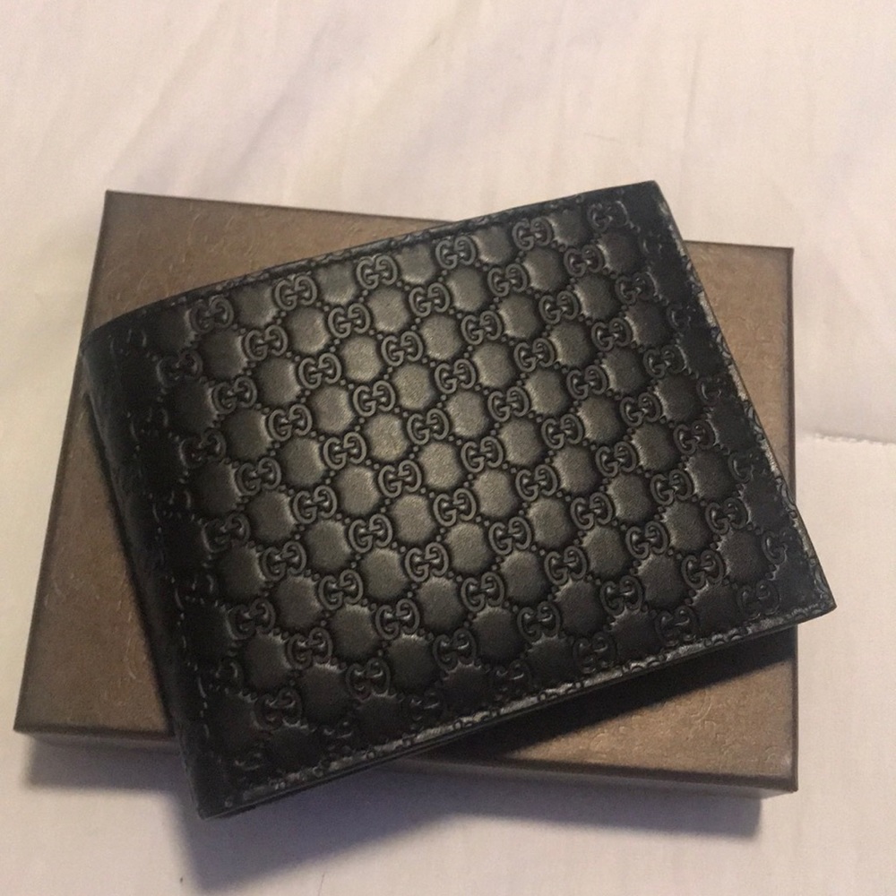 Gucci Men”s black leather wallet